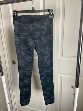 SPANX Camo Leggings in Black and Gray